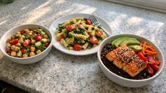 3 Easy Cold Work Lunches That Still Taste Bright at Noon (Salad, Pasta, Poke Bowl)